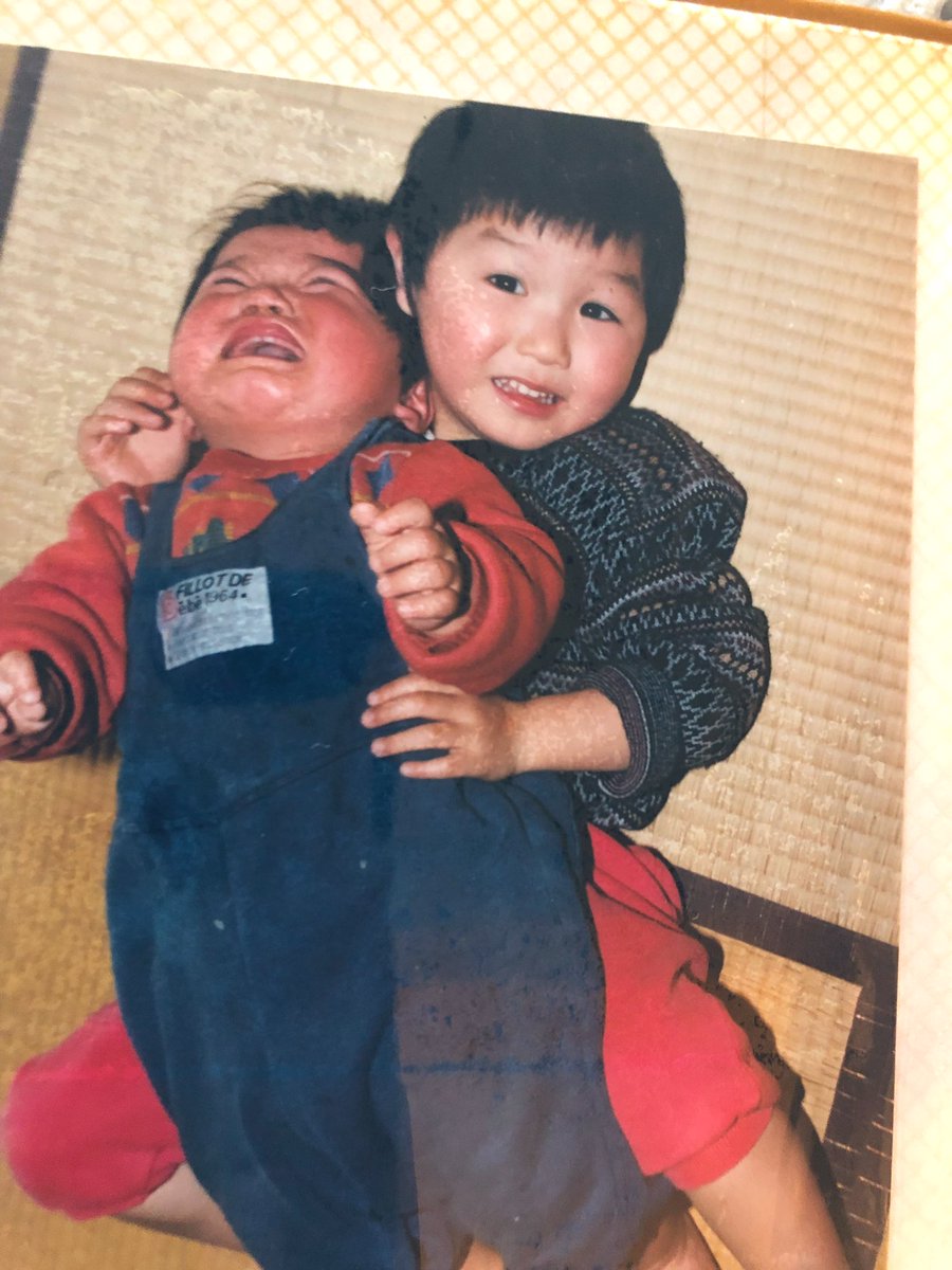 そらる お盆に帰れなかったのでこそっと実家に帰省してました W アルバムにあったそらる 4歳 の写真 弟の顔がやばい そしてこの時から眉毛の生え方が変 今日もう東京に戻るので夜配信などします そらる お盆に帰れなかったのでこそっと実家に帰省してました W アルバムにあったそらる 4歳 の写真 弟の顔がやばい そしてこの時から眉毛の生え方が変 今日もう東京に戻るので夜配信などします