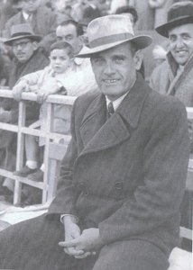 #TalDiaComAvui de 1981 mor Patricio Caicedo. Va entrenar al #RCDE 9 temporades en tres etapes (1930-33, 1935-43 i 49-50) aconseguint la Copa d’Espanya de 1940. Amb 189, és el segon entrenador que més partits de lliga ha dirigit l’Espanyol.