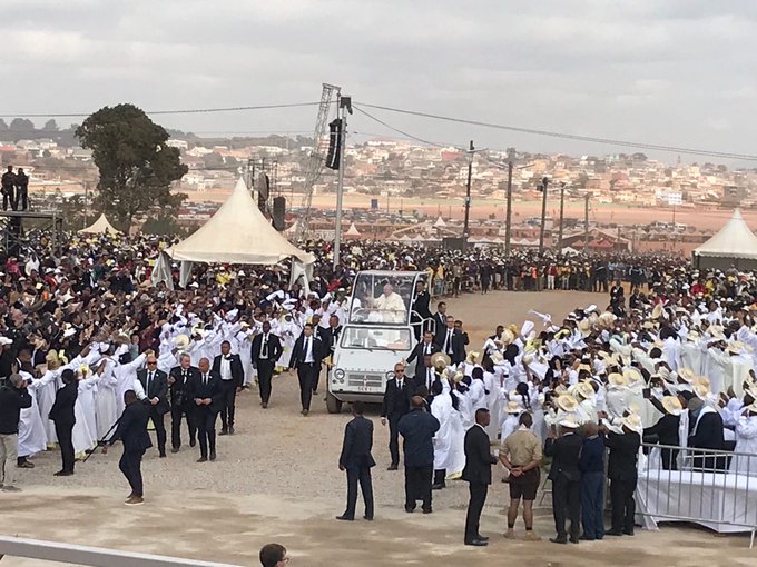 El Papa llega a la misa