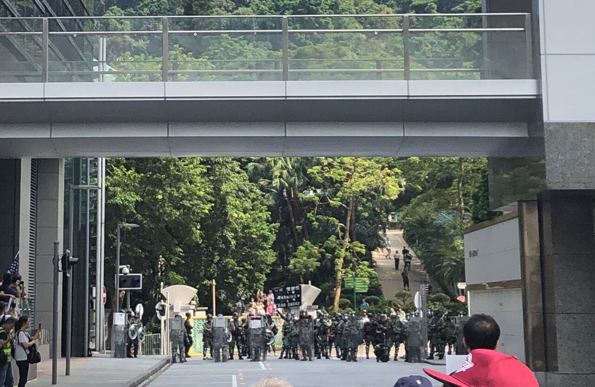 Unbelievable!
A black flag warning(of #teargas) in a peaceful, orderly march!😡😡😡

Is the #CCP in tremble?

#HongKong #USConsulate #CharterGarden #PassHKHumanRightsAndDemocracyAct