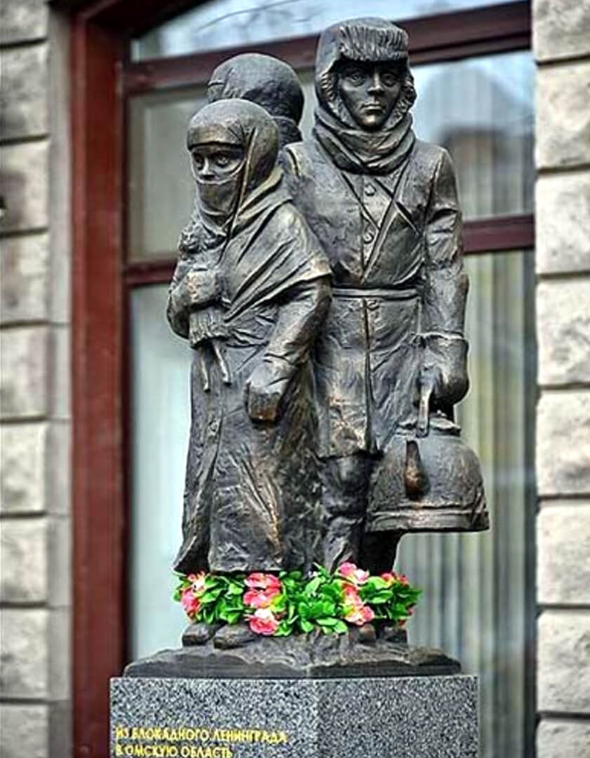 8 сентября 1941 года началась 872-дневная блокада Ленинграда. 

21 февраля 2014 года – в год освобождения Ленинграда – в Омске на пересечении улицы Масленникова и проспекта Маркса состоялась церемония открытия памятника детям блокадного Ленинграда.
