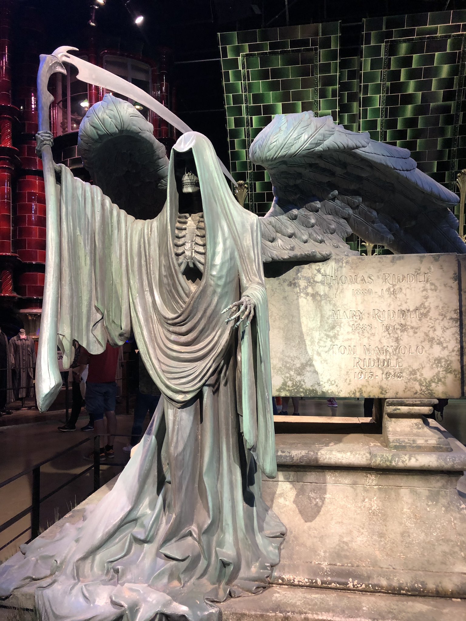 あいり 在 Twitter 上 トム リドルの墓を見て驚いたんだけど 没年が1943年 ハリー両親へのアバダが跳ね返った1981年じゃないんだ 1943年はトムが初めて分霊箱を作った年だけど その時トムは消えちゃって ヴォルデモートになってたってこと え