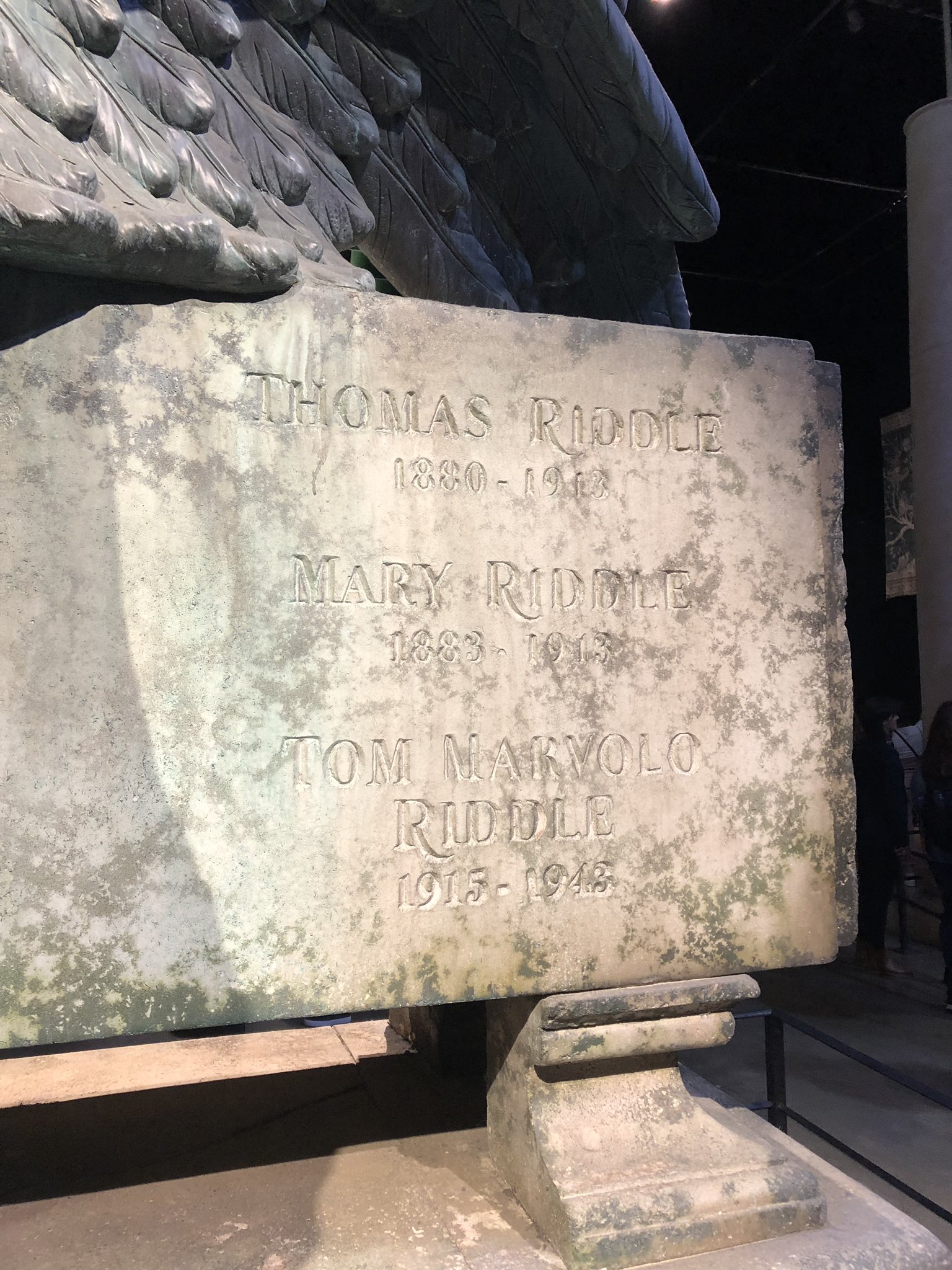 あいり 在 Twitter 上 トム リドルの墓を見て驚いたんだけど 没年が1943年 ハリー両親へのアバダが跳ね返った1981年じゃないんだ 1943年はトムが初めて分霊箱を作った年だけど その時トムは消えちゃって ヴォルデモートになってたってこと え