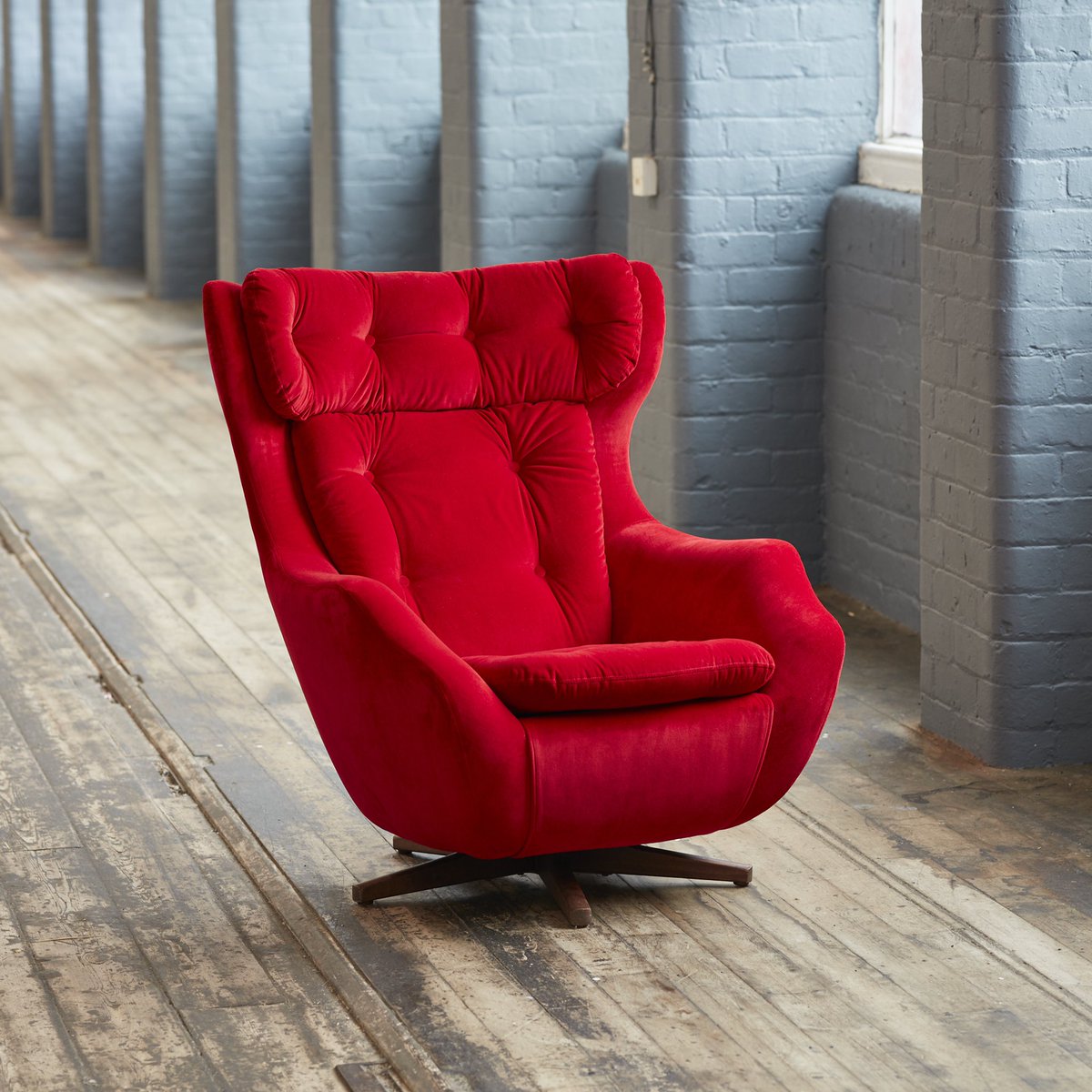 relovedsimion's tweet image. I absolutely love this plush red velvet supplied by @Linwood_Fabric for my latest makeover on my signature chair ‘The Statesman’ by @_ParkerKnoll What do you think #statementchair ? #bespokeupholster #simionhawtinsmith #parkerknoll