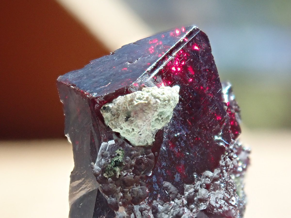 Bump_cloud's tweet image. これぞ赤銅鉱。
左右2cmオーバー、よく透ける。