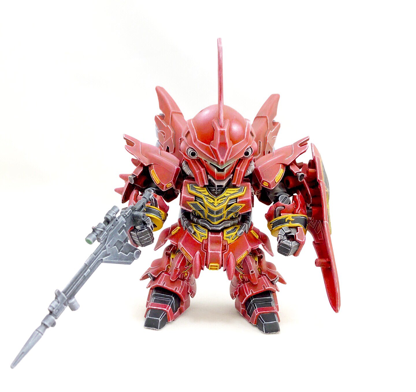 せなすけ Youtuber 筆塗りペインター Sdシナンジュを全て筆で塗りました 完成写真です 使った塗料は 1度で色付け 墨入れが完了してしまうシタデル コントラストカラーをメインで使いました とても楽しく塗りました٩ ๑