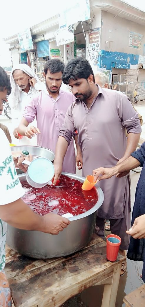 Hammad__arain's tweet photo. الحَمْدُ ِلله 
ٹیم سرعام شرقیور شریف نے آج مسافرو میں جوس اور پانی تقسیم کیا ..... جزاك اللهُ
@iqrarulhassan 
@IamFahadShahbaz 
#TeamSareAam https://t.co/hJD2NN2fP9