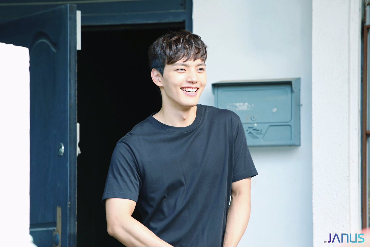 FoeverJingoooo's tweet photo. 귀여운 구찬성 본체 여진구 보고가세요 다들
남은 오늘 하루도 여진구 합시다 💟 https://t.co/VfmQFlcLRX