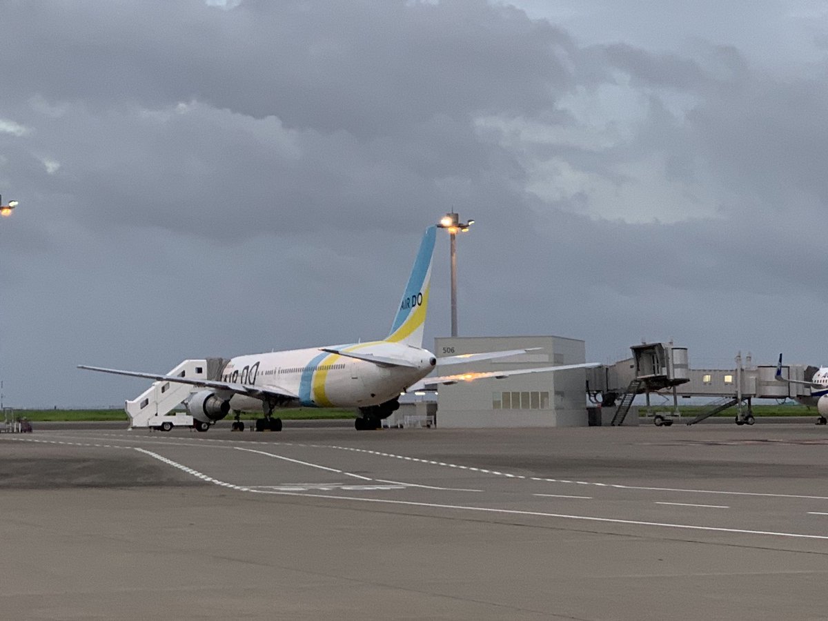 Uzivatel 金子恭之 Na Twitteru 羽田空港なう ２時間ほど前に比べ どんよりとした空 になり 風も吹き始めましたが 平常通り 運航中 これから 予定通り 富山空港へ向かいます １０年以上前に行って以来 久しぶり ２度目の富山県 仕事とはいえ 楽しみ