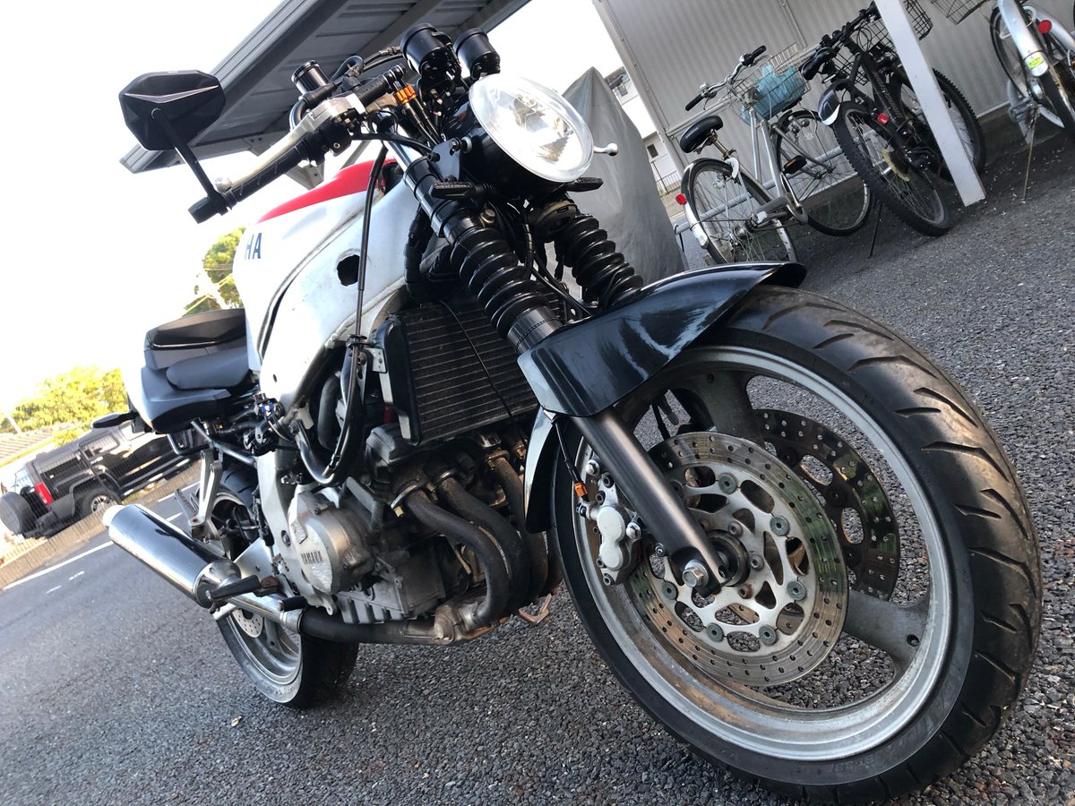 もう10年ほどの付き合いになる愛車のFZR250 3LNのネイキッド化がやっと