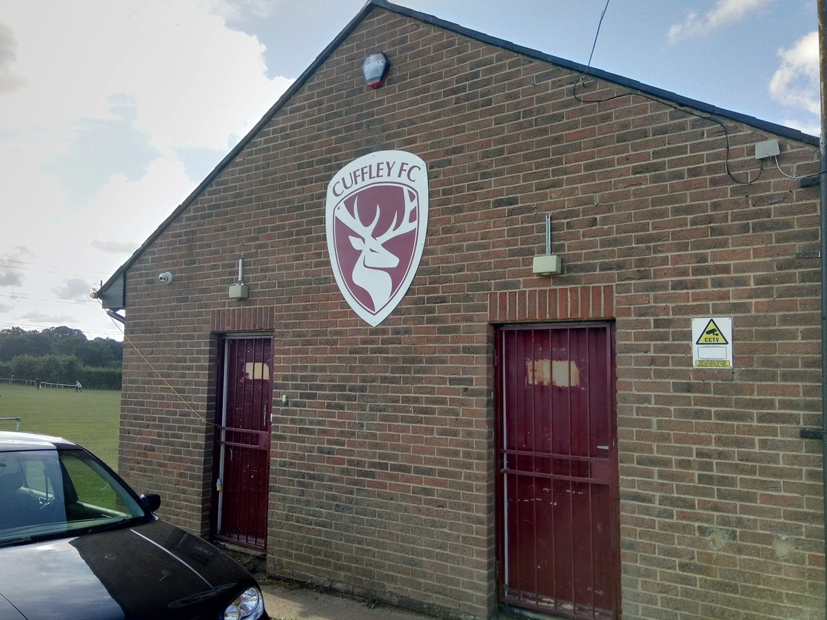 PoshBillyWalker's tweet image. (59) this AM it's East Herts Sunday Lge Div 3 action and @CuffleyFC Whites v @GameMagGroupFC multi pitch and sport set up but really nice in nice setting, main pitch has wicked side 2 side slope and is totally railed off, good clubhouse and refreshments 2...nice 😁 #groundhopping