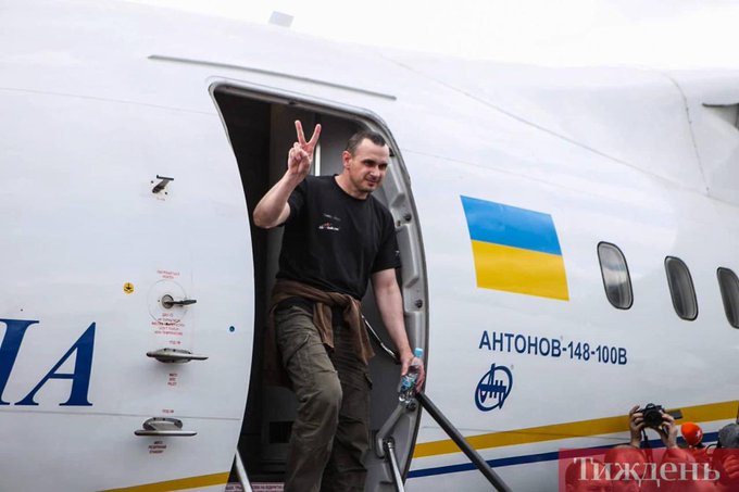 markdemesmaeker's tweet image. Very happy to see #OlegSentsov and other Ukrainian hostages back home. Let&apos;s not forget the other political prisoners, persecuted Crimean Tatars, human rights defenders... still in Putin&apos;s prisons.