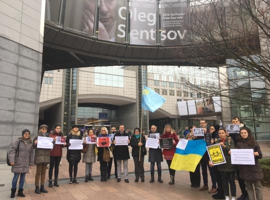 markdemesmaeker's tweet image. Very happy to see #OlegSentsov and other Ukrainian hostages back home. Let&apos;s not forget the other political prisoners, persecuted Crimean Tatars, human rights defenders... still in Putin&apos;s prisons.