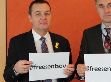 markdemesmaeker's tweet image. Very happy to see #OlegSentsov and other Ukrainian hostages back home. Let&apos;s not forget the other political prisoners, persecuted Crimean Tatars, human rights defenders... still in Putin&apos;s prisons.