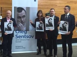 markdemesmaeker's tweet image. Very happy to see #OlegSentsov and other Ukrainian hostages back home. Let&apos;s not forget the other political prisoners, persecuted Crimean Tatars, human rights defenders... still in Putin&apos;s prisons.