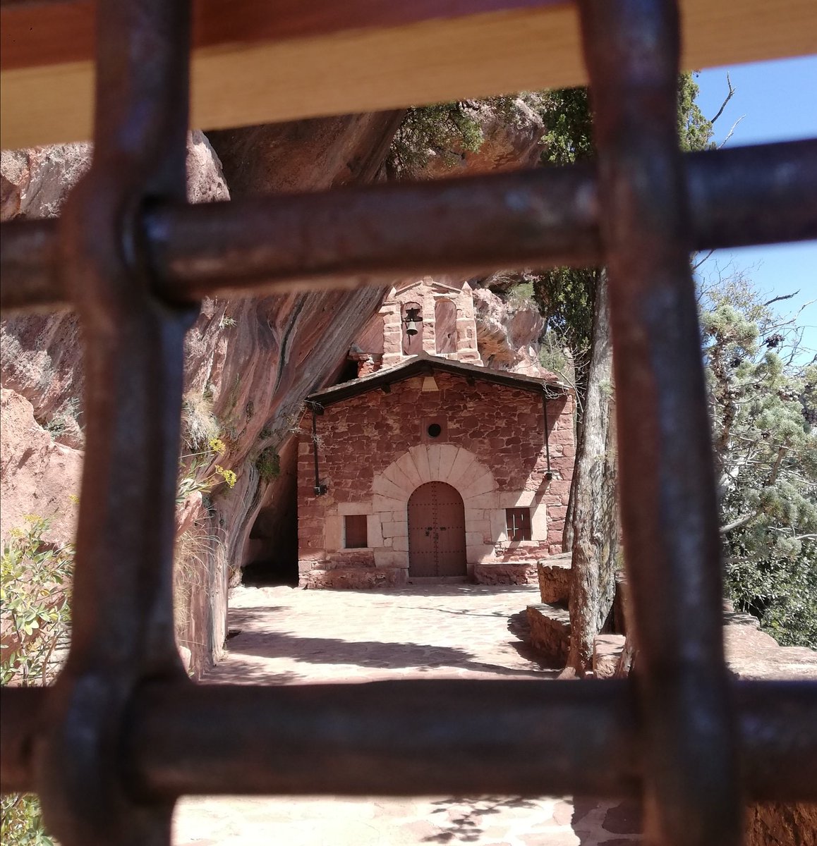 nmoradell1's tweet photo. Ermita de l'Abellera. Prades. Ball de coques. #culturapopular #paisatges #cingles https://t.co/6dzkeoPNW0