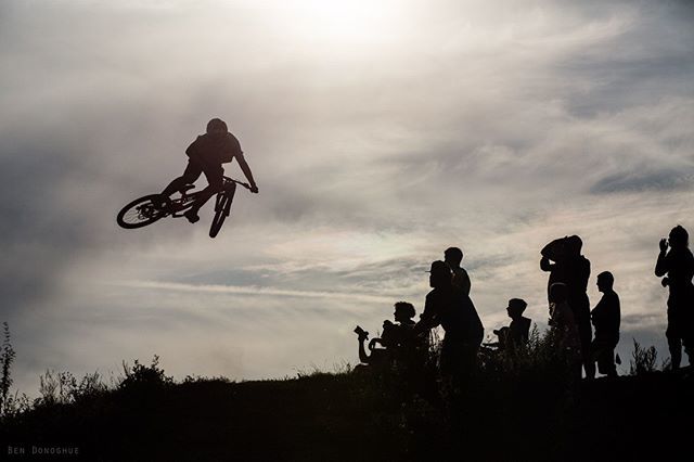Getting sideways is the best feeling!⠀
📸@bendonoghuephoto⠀
🚲@elliottglynnmtb⠀
.⠀
#biketart #whip #sideways #silhouette #mtb #bike #mtblife #cycling #bikelife #downhill #mountainbiking #cyclinglife ift.tt/2ZYDRVU