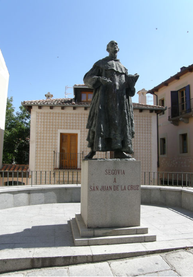 La ruta de #SanJuandelaCruz recorre los lugares más destacados de su vida, durante los 3 años que estuvo en #Segovia .
Une los dos conventos de Carmelitas Descalzos: el convento femenino de San José y el convento a orillas del río Eresma, donde era prior. bit.ly/2KyrQmj