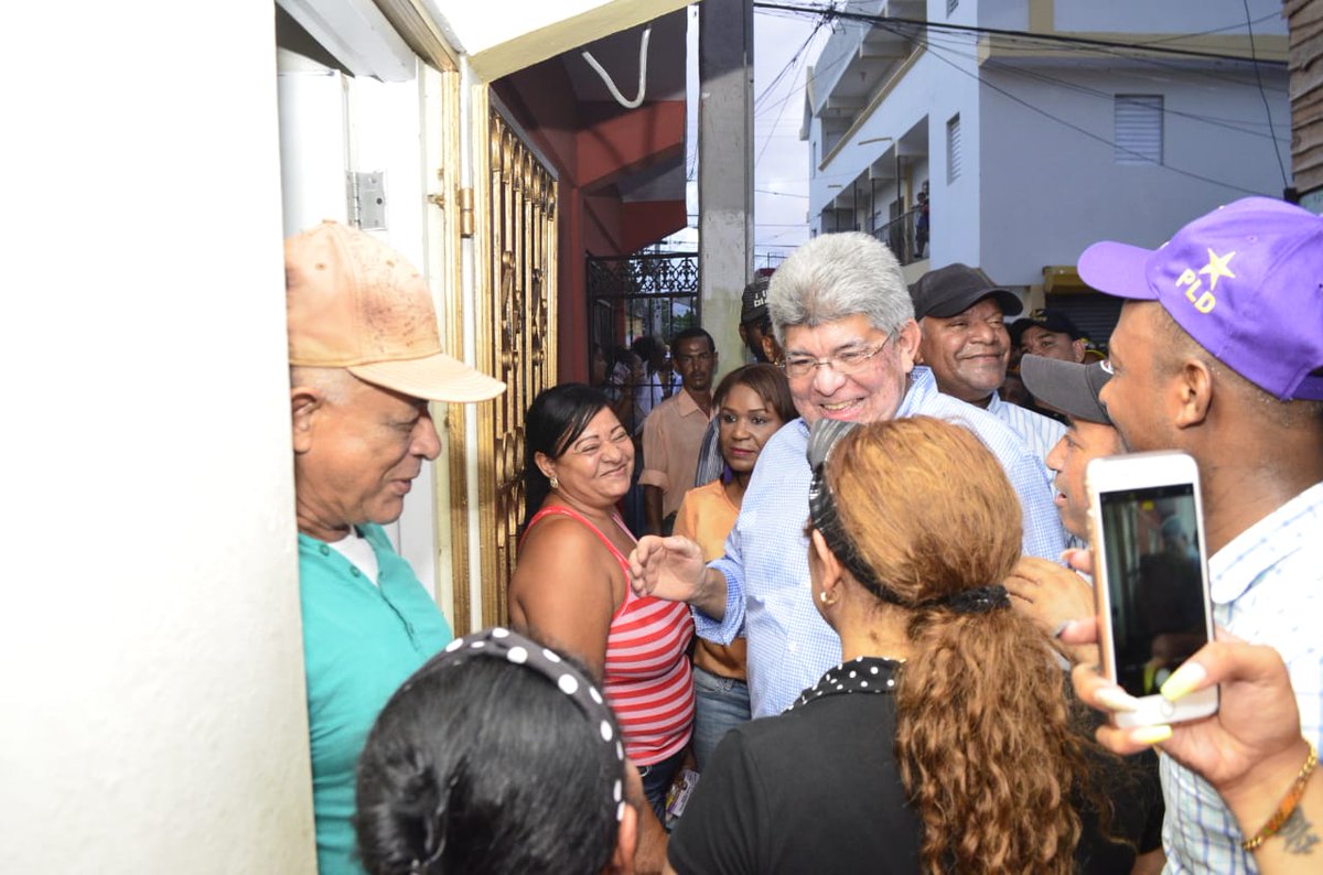 PrensaFernandoR's tweet photo. @FernandoRosaRD  continúa su marcha indetenible el Ayuntamienti, con el respaldo entusiasta de los Santiagueros, ayer fue realizado con éxito un mano a mano en el sector el Ejido.  Fue participe de un vistoso desfile de comparsas y lechones. #TransformarSantiago https://t.co/NOoFTW10QF