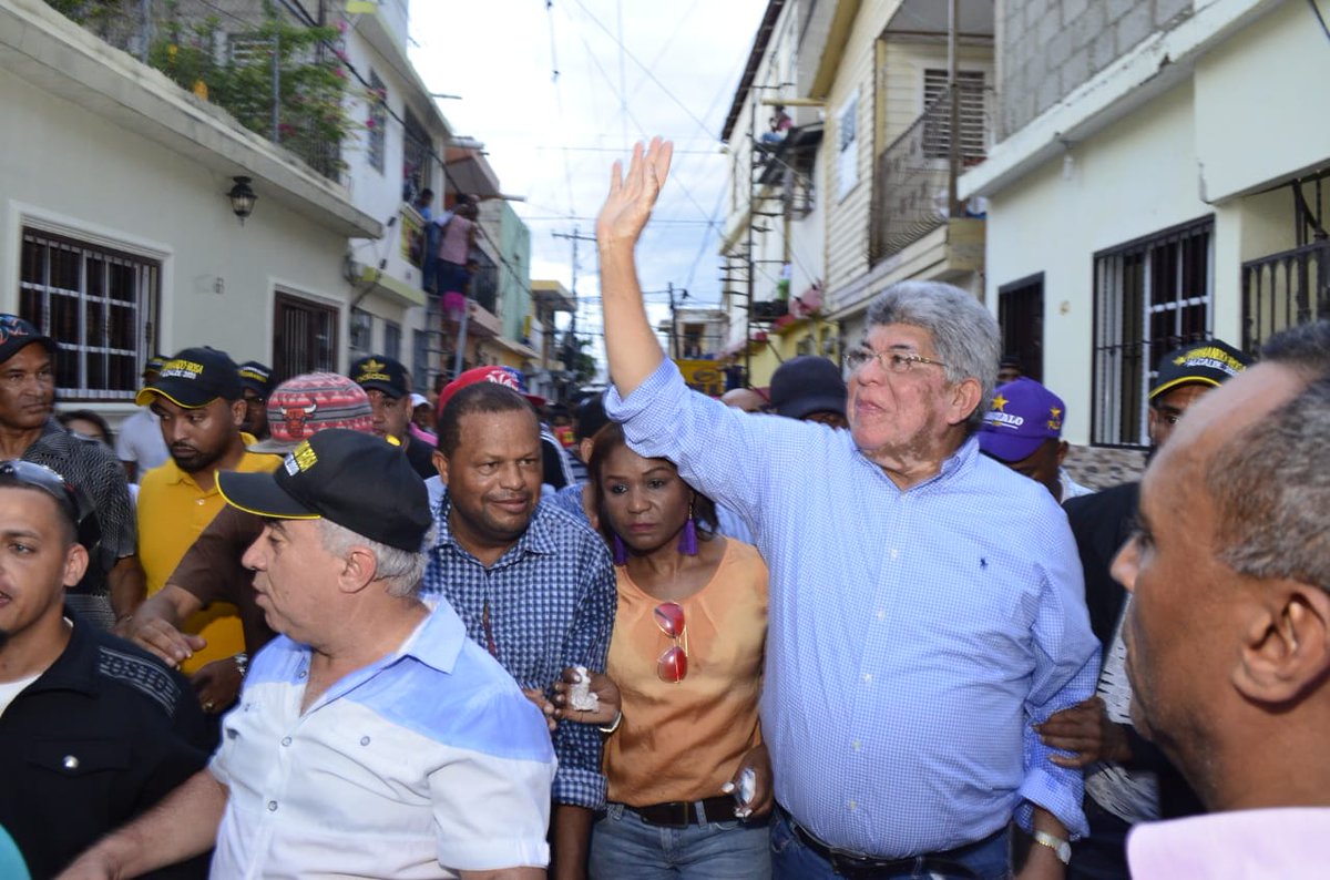 PrensaFernandoR's tweet photo. @FernandoRosaRD  continúa su marcha indetenible el Ayuntamienti, con el respaldo entusiasta de los Santiagueros, ayer fue realizado con éxito un mano a mano en el sector el Ejido.  Fue participe de un vistoso desfile de comparsas y lechones. #TransformarSantiago https://t.co/NOoFTW10QF