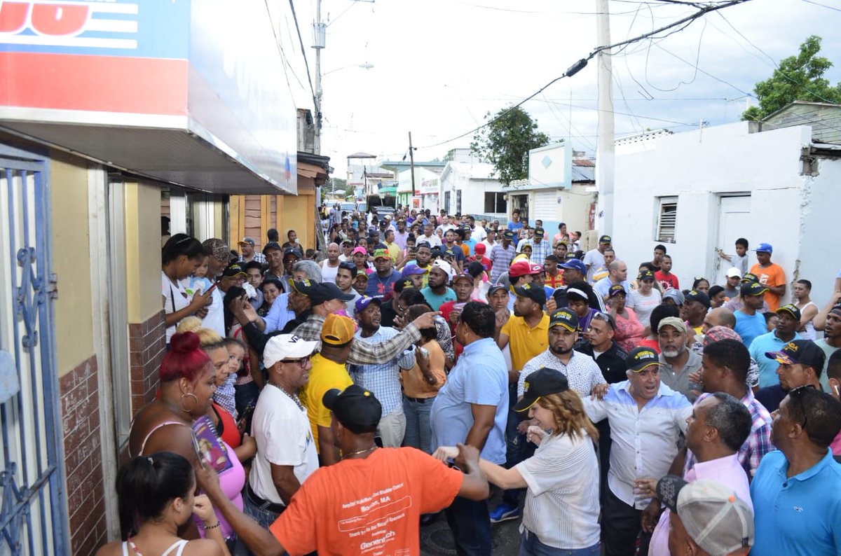 PrensaFernandoR's tweet photo. @FernandoRosaRD  continúa su marcha indetenible el Ayuntamienti, con el respaldo entusiasta de los Santiagueros, ayer fue realizado con éxito un mano a mano en el sector el Ejido.  Fue participe de un vistoso desfile de comparsas y lechones. #TransformarSantiago https://t.co/NOoFTW10QF