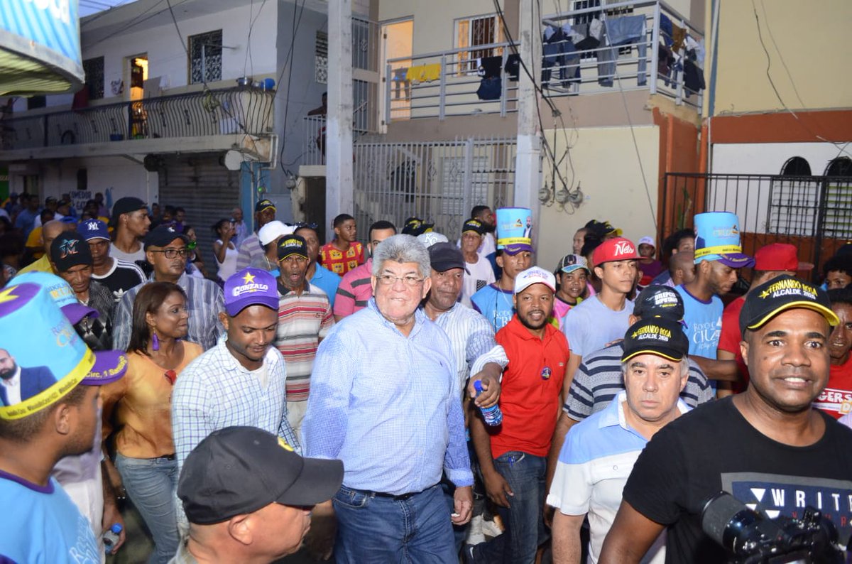 PrensaFernandoR's tweet photo. @FernandoRosaRD  continúa su marcha indetenible el Ayuntamienti, con el respaldo entusiasta de los Santiagueros, ayer fue realizado con éxito un mano a mano en el sector el Ejido.  Fue participe de un vistoso desfile de comparsas y lechones. #TransformarSantiago https://t.co/NOoFTW10QF