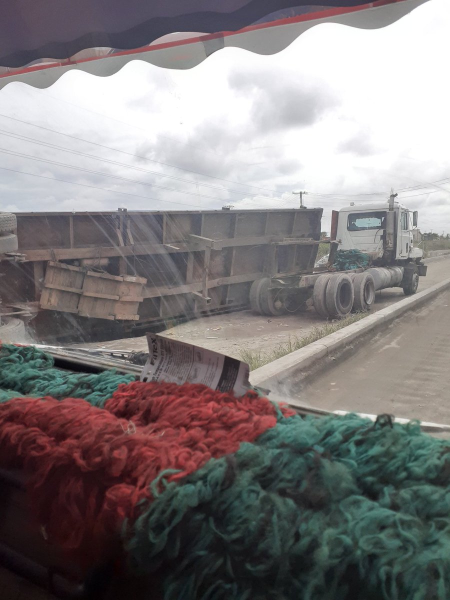 MebracExpress's tweet photo. A fallen long vehicle here at Lagos Badagry express way, inward Ojo Barrack, tomorrow is monday,please help those that are living around so as not to stick there tomorrow morning. @trafficbutter @rrslagos767 @lasemasocial @followlastma @PoliceNG @Gidi_Traffic @TrafficChiefNG https://t.co/pHyKJEE1ec