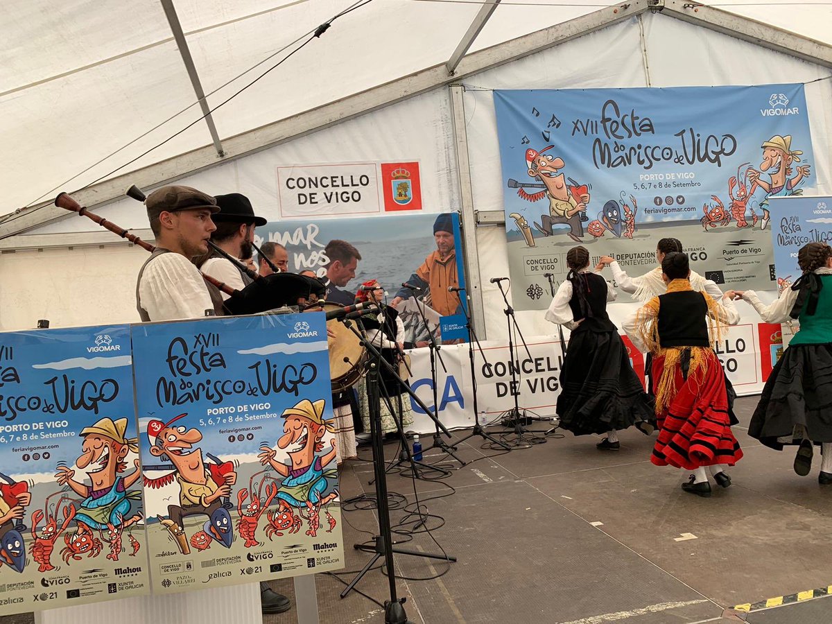 Bailando se pasa la tarde y se pasa la vida! #festadomariscovigo2019 #fiestadelmariscovigo2019 #vigomar2019 #comermariscoenvigo