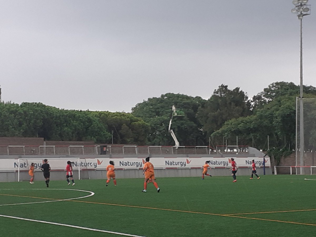 cfBarcelonetaf's tweet photo. En marcha el partido y con lluvia 

@cfBarcelonetaf - 0 @FundacioGrama - 0 

@unifutcat1 https://t.co/qhJtw4rjz9