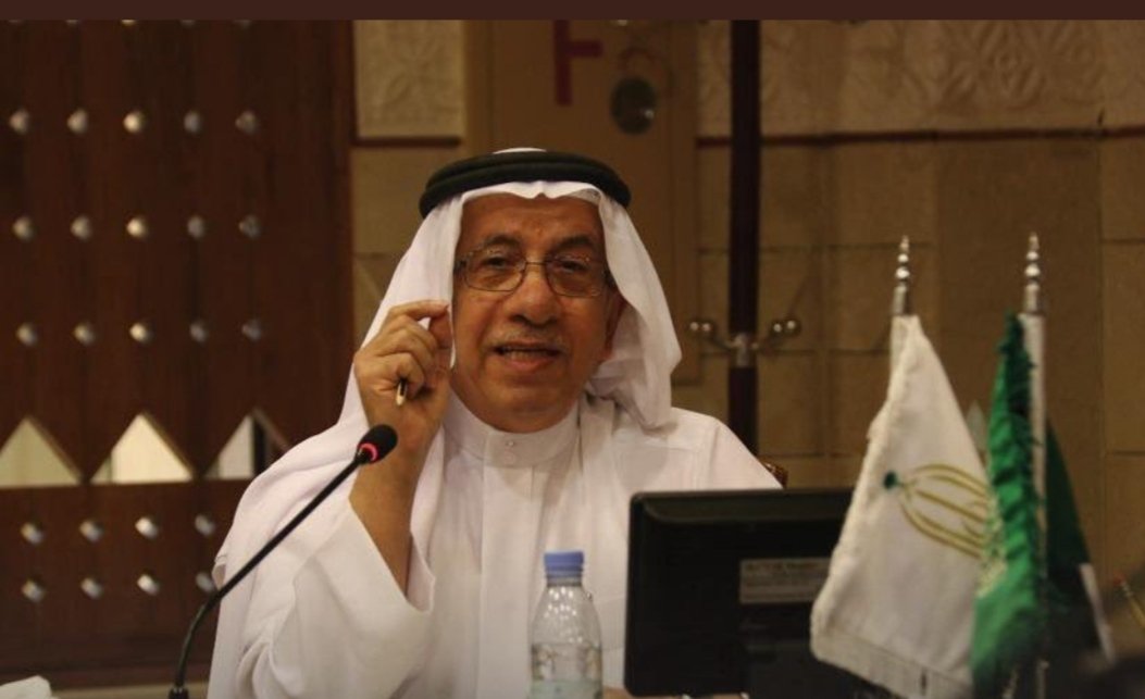 الاستاذ محمد المشوح جزاه الله خيرا في ثلوثيته العامرة المعتاده يوم ١/١١تكرم اخي الاستاذ الدكتور الباحث ابا يزيد عبدالله الوليعي وهو اهل للتكربم واكثر. فقد اعطى الكثير ومازال ماشاءالله يتدفق ابداعا وتفوقا