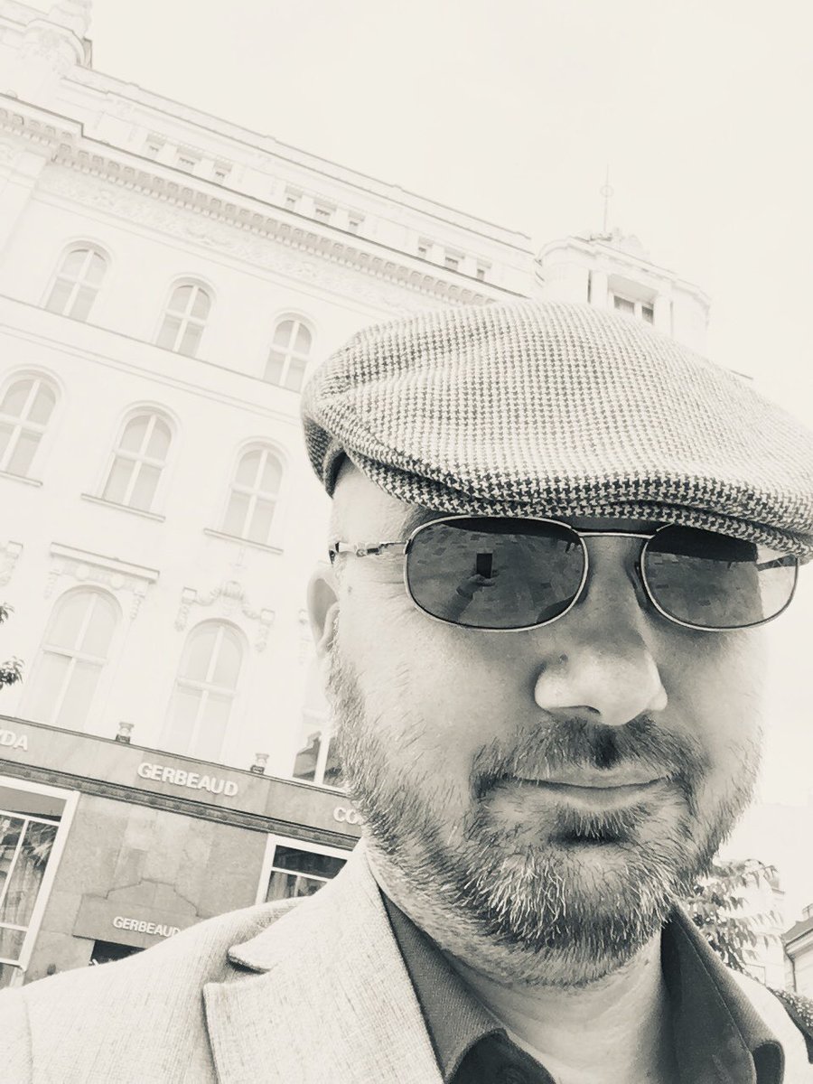 oloziolo's tweet photo. #Dobosz pyszny. Kto nie jadł ten trąba. Inne torty i ciastka też mogą być, ale #Dobosz rządzi ;) odchudzam się od jutra ;) #Budapeszt #Gerbeaud https://t.co/7ob52e3CmC