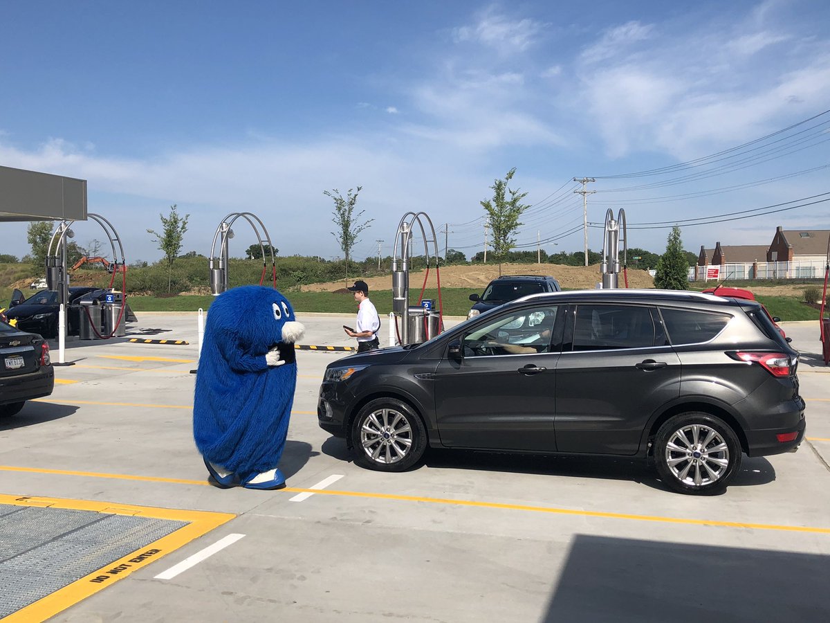 DuffyHouse1's tweet photo. Grand opening @MikesCarwash Milford and great to see @XUBlueBlob supporting an awesome corporate partner. Thanks @XUAthletics ! https://t.co/iXAEQGIkTA