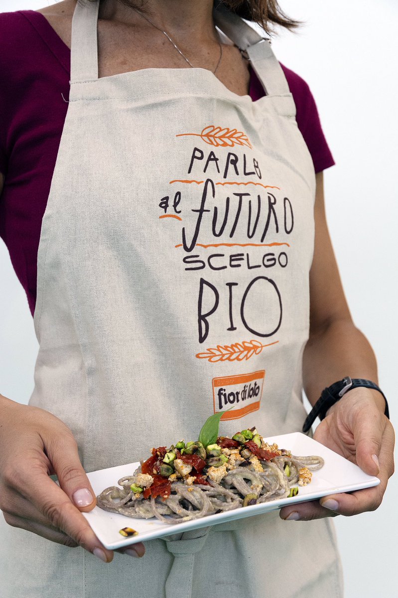 Noi e Valeria ci conosciamo ormai da alcuni anni, ma la sua creatività in cucina continua a sorprenderci. Oggi ha preparato dei deliziosi spaghetti di grano saraceno Zer%Glutine mantecati con Hummus di lenticchie rosse e tofu alla mediterranea.