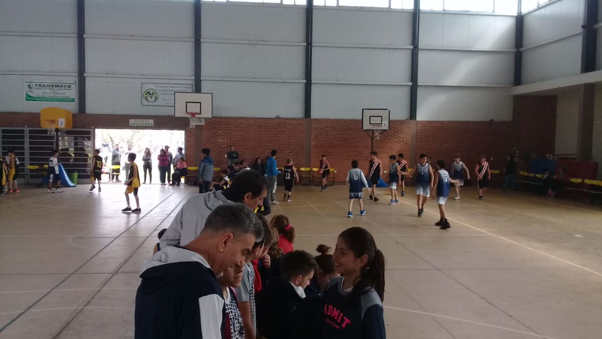 marcapersonalsf's tweet photo. 🏀🏀 Hermoso domingo para los pequeños en el Encuentro de Escuelitas de @BasquetCas 👏👏 https://t.co/YIAUBGpEww
