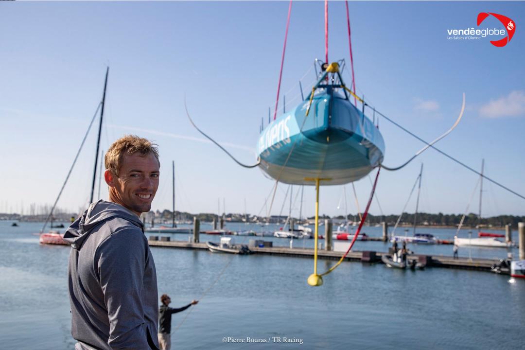 VendeeGlobe's tweet photo. Vendredi dernier, @ThomasRuyant  dévoilait son nouvel IMOCA @Advens. 👏
Sixième bateau neuf sur les huit qui s’aligneront au départ du #VG2020, sa mise à l'eau s'est faite samedi dernier à Lorient après plus de deux ans de construction. 🏗️ https://t.co/8ce9aS3yXD