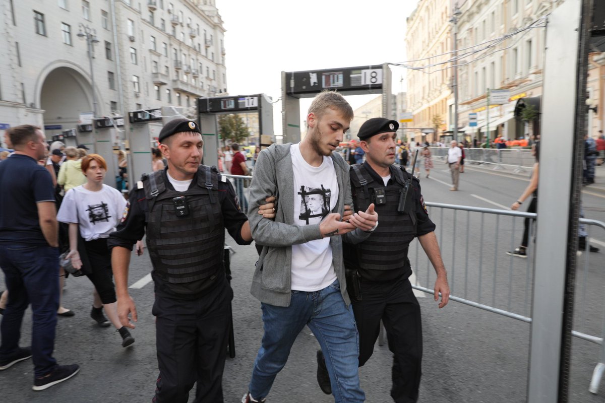 Аресты в москве последние новости. Pussy Riot Путин зассал репетиция Игорь Мухин фото. Новая газета задержания в Москве. Pussy Riot слив телеграмм. Задержание Алехиной сегодня