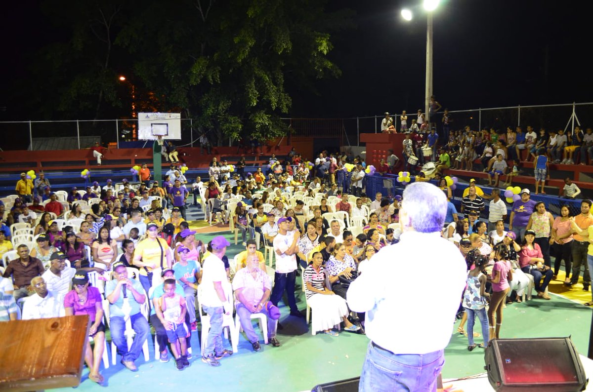 PrensaFernandoR's tweet photo. "Seguimos avanzando hacia la Victoria" @FernandoRosaRD  es recibido por una multitud en Bella Vista, dirigidos por la precandidata Yudelka Castellanos quienes trabajarán de las manos para #TransformarSantiago. https://t.co/ddn3MWTK5u