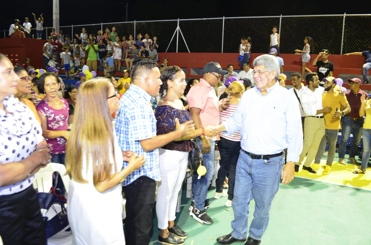 PrensaFernandoR's tweet photo. "Seguimos avanzando hacia la Victoria" @FernandoRosaRD  es recibido por una multitud en Bella Vista, dirigidos por la precandidata Yudelka Castellanos quienes trabajarán de las manos para #TransformarSantiago. https://t.co/ddn3MWTK5u