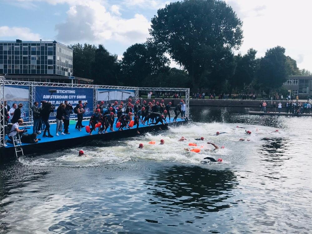 De Amsterdam City Swim 2019 is van start gegaan na een mooi optreden van René Froger! 'This is the moment' deelnemers, succes allemaal! 🍀👏 #ACS2019