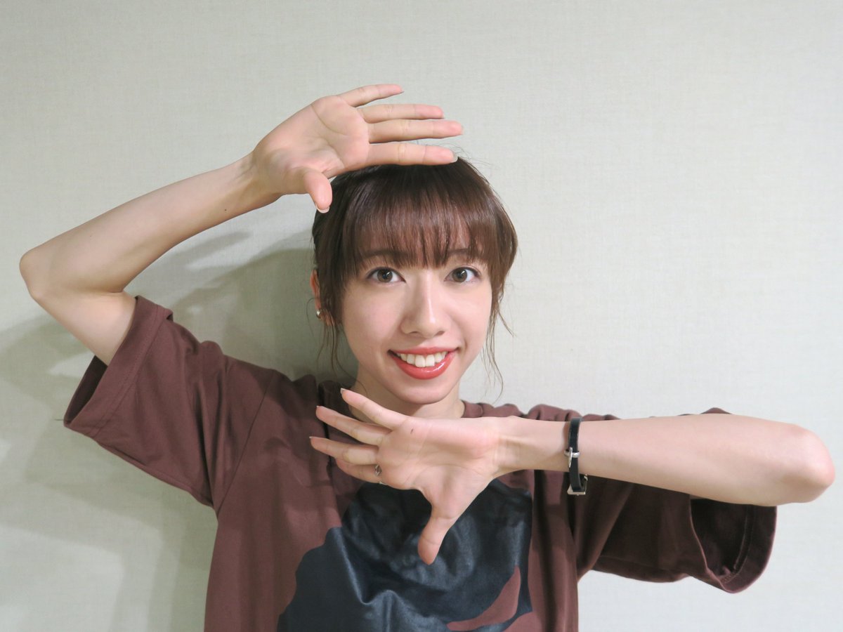 RJUP_Official's tweet photo. うぃーくえんどになりました✨
「リアル頑張ってる途中」火曜日のOAまであと2日😊

真山さんが“うたのお兄さん”こと横山だいすけさんの曲「ハレルヤルーヤ」に見せて出すのはなーんだ🔜(答えは火曜)💖

🦐火曜答え：柏木さんグー✊🧡

#エビ中 #ebichu #realtfm #リアル頑張ってる途中 #真山りか https://t.co/2kqayBEZGH