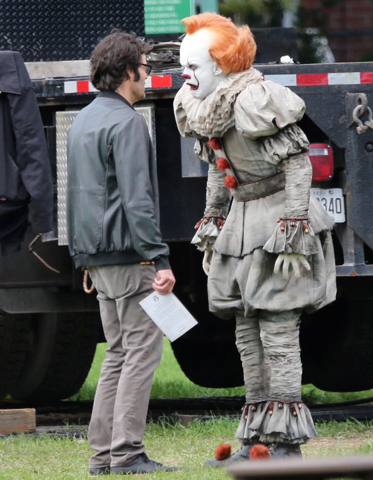 fuertecito's tweet photo. Bill Hader no sabía que el movimiento de ojos de Pennywise no era digital, sino que Bill Skarsgård puede hacerlo de verdad, así que en el rodaje de #ItCapítulo2 le preguntó "¿Cómo hacen lo de los ojos?" y Skarsgård le respondió con una demostración. Este es el momento: https://t.co/0ne0gngZN9