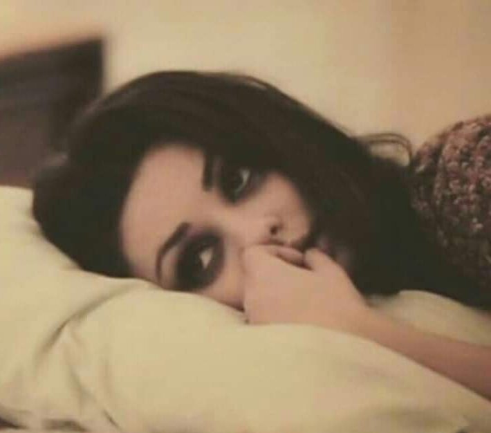 بالعراااااقي....

#أخاف!!😔
من المخده💔
بساعة #الليل🖤😭
احط راسي عليهه وتبدي #الهموم💔😭
حسباتي #ثكيله 😔
وتهدم الحيل،، 😑
وبعد #ياعين عندي اتطاوع #النوم💔😭

√√«»آلـفــہــــد«»√√