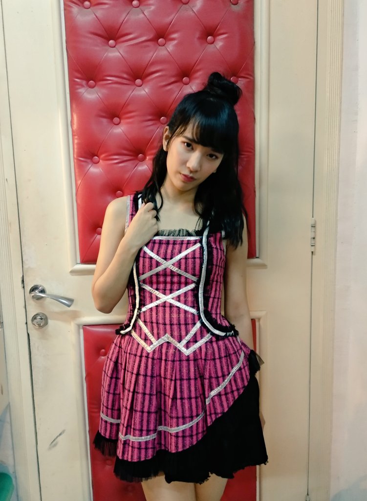 bchsr_'s tweet photo. Waaaa pake kostum tim J lagi waaah. 

Gimana happy gak sama #JKT48Theater7thAnniv special show nya? Aku sih happy, ya! https://t.co/HktaJWu8NU