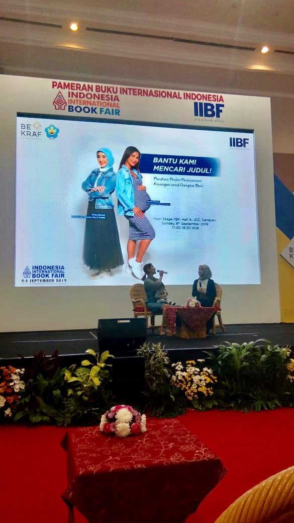 bukugpu's tweet photo. Seru abis #IIBF2019 hari ini, cari-cari judul untuk buku terbaru Nadia Mulya & @PritaGhozie #bukugpu menyenangkan! 💙 https://t.co/5vknDOj32T