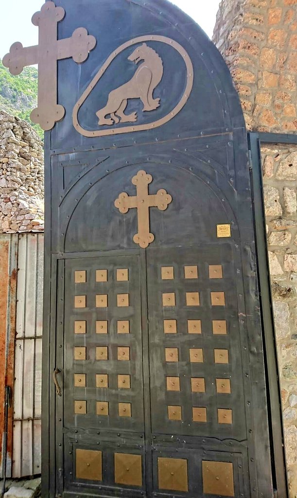 JelenaMKandic's tweet photo. Dobar dan svima iz #CarskiGrad🏰 i manastirskog kompleksa #svArhangeli⛪ kod #Prizren-a #Prizreni.🌄
08.09.1331. godine na #DržavniSabor u #Svrčin-u #arhiepiskopDanilo2 krunisao je #StefanDušanNemanjić koji kasnije postaje #carDušan👑 #DušanSilni👑.
#OtadžbinaPamti🔴👸🔵🐺⚪. https://t.co/OmiVWci2GG