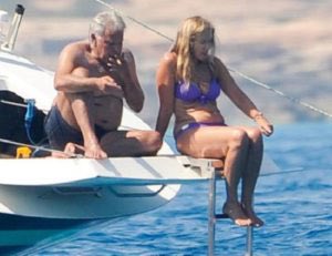 Que dice Felipe González que “el capitalismo triunfante está destruyéndose a sí mismo.”

Aquí tenemos un ejemplo de cómo el capitalismo le ha hecho la vida imposible a Felipe.