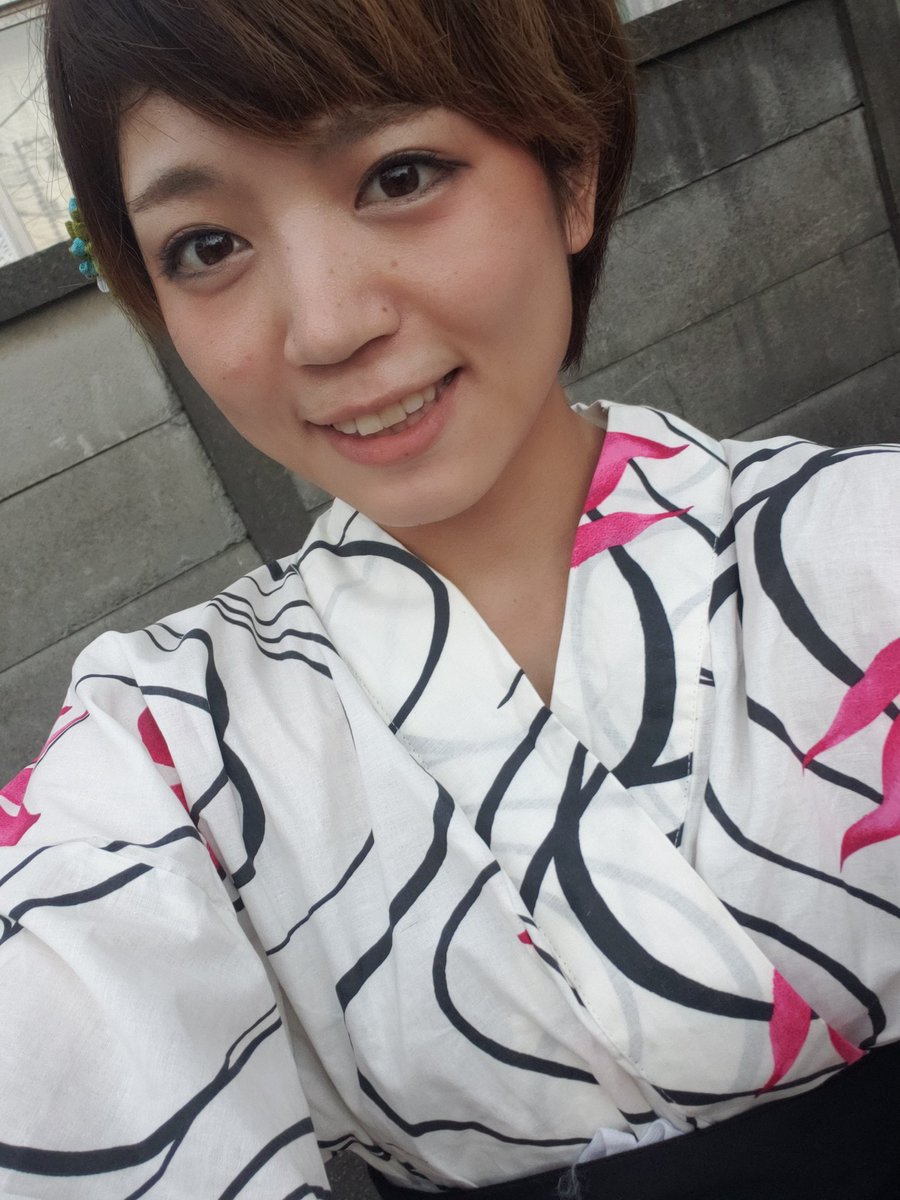 ありす 19年9月7日 鎌倉bj撮影会 Rグループ 笹川さささん お気に入りはスマホで撮ったけど2枚目のしらす稲荷を勧めてくれる顔 前もtwitterで上がってたカレーを持ってた顔 が好き過ぎた事あったけど 人に食べ物を勧めてくる顔選手権第1位だと