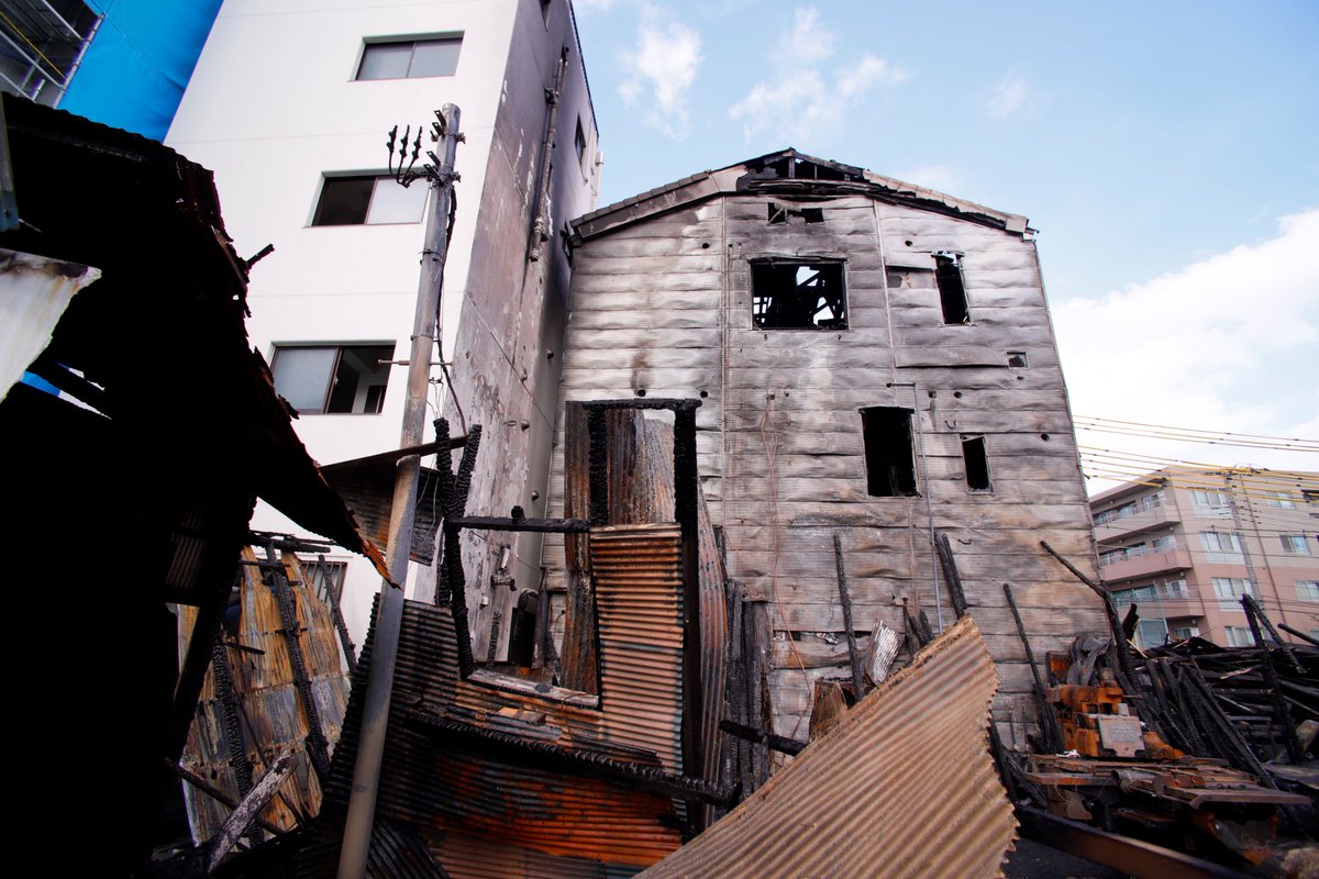 Uzivatel Knack Leitz Dog 祝 令和 Na Twitteru 火災 火事現場 昨日の火事現場続き ラスト 裏のアパートの車も延焼したようです