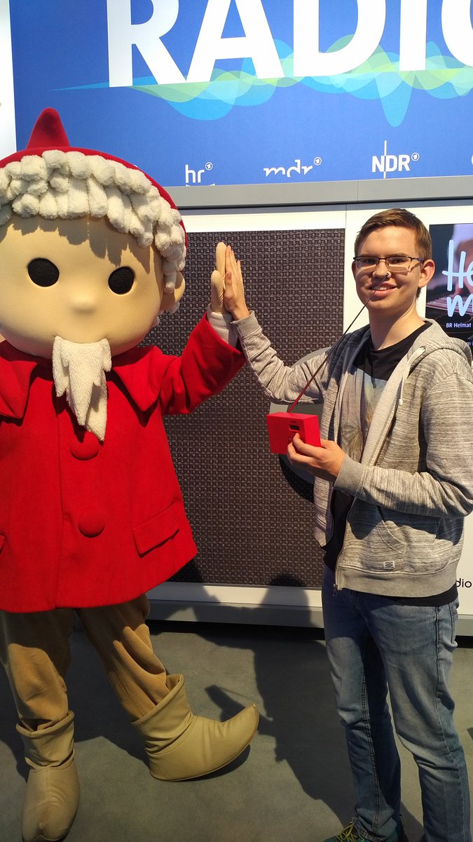 JonasTh31's tweet photo. Auf der IFA den Sandmann getroffen!
#ardifa19 https://t.co/uNc2dS2778