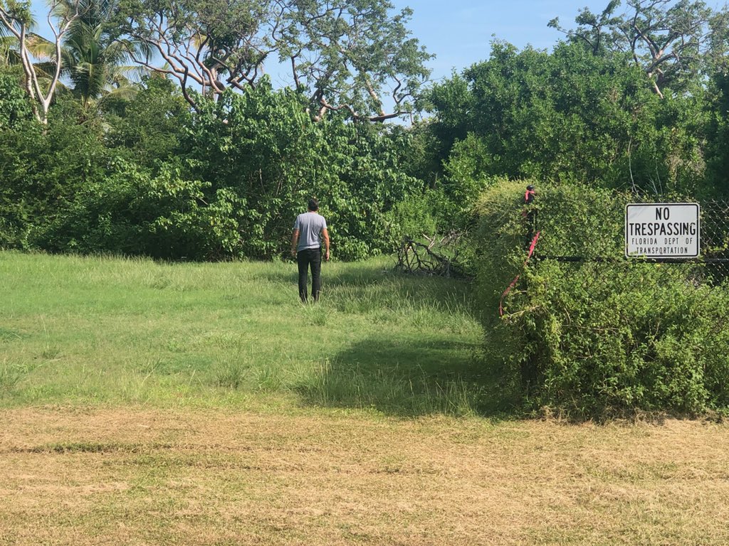 DrewJRosenhaus's tweet photo. Some times deals get done in the strangest places like a side road off a highway https://t.co/iIyHRlMT2g